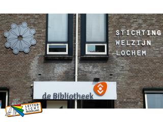 Losse  Rvs look gevelletters met decoratief logo op afstand nokken Stichting welzijn